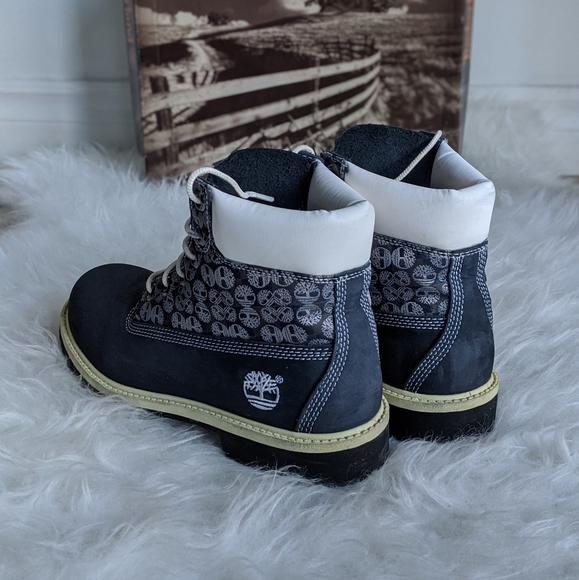 Timberland Navy and White Nubuck 6' Boots - Picture 5 of 15